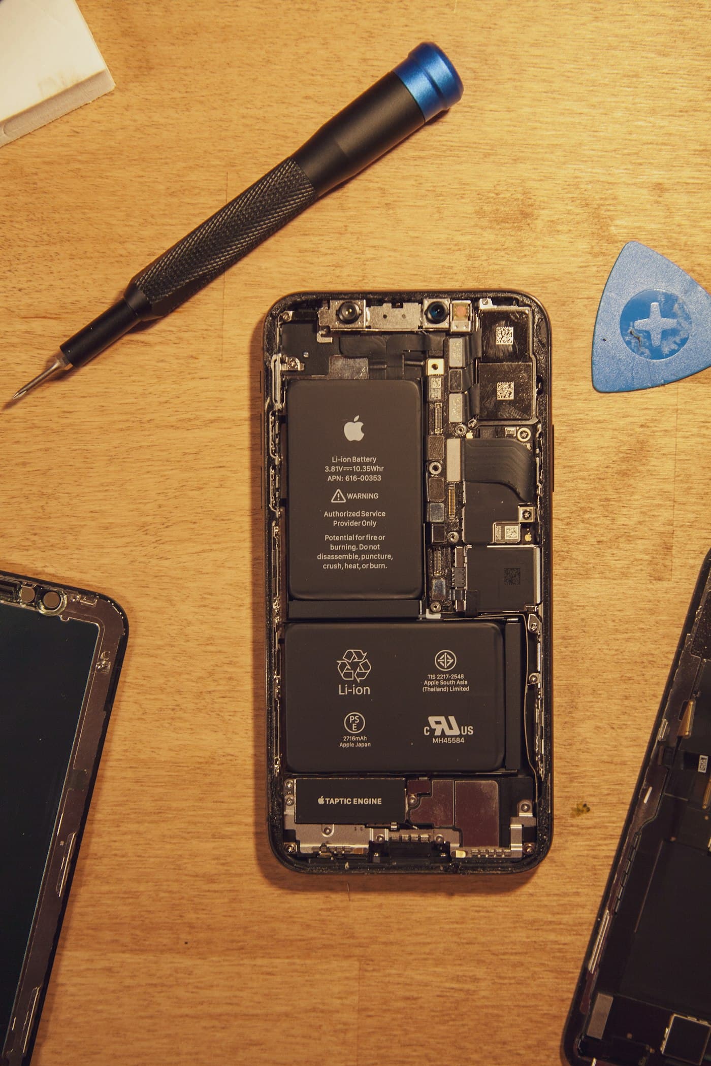 Batterie d'un smartphone en cours de remplacement