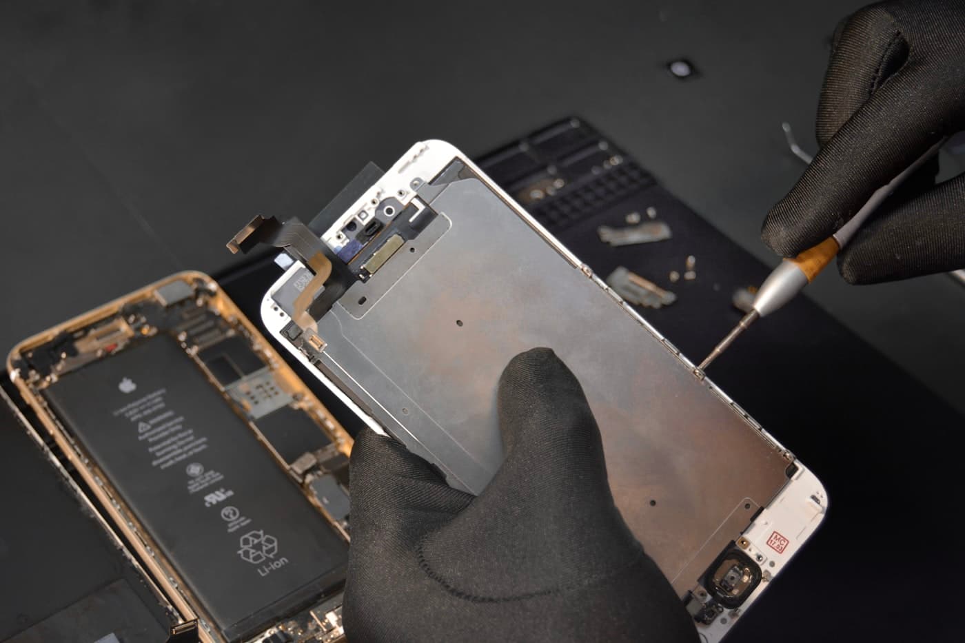 Réparation d'un écran de téléphone cassé par un technicien à Oyonnax